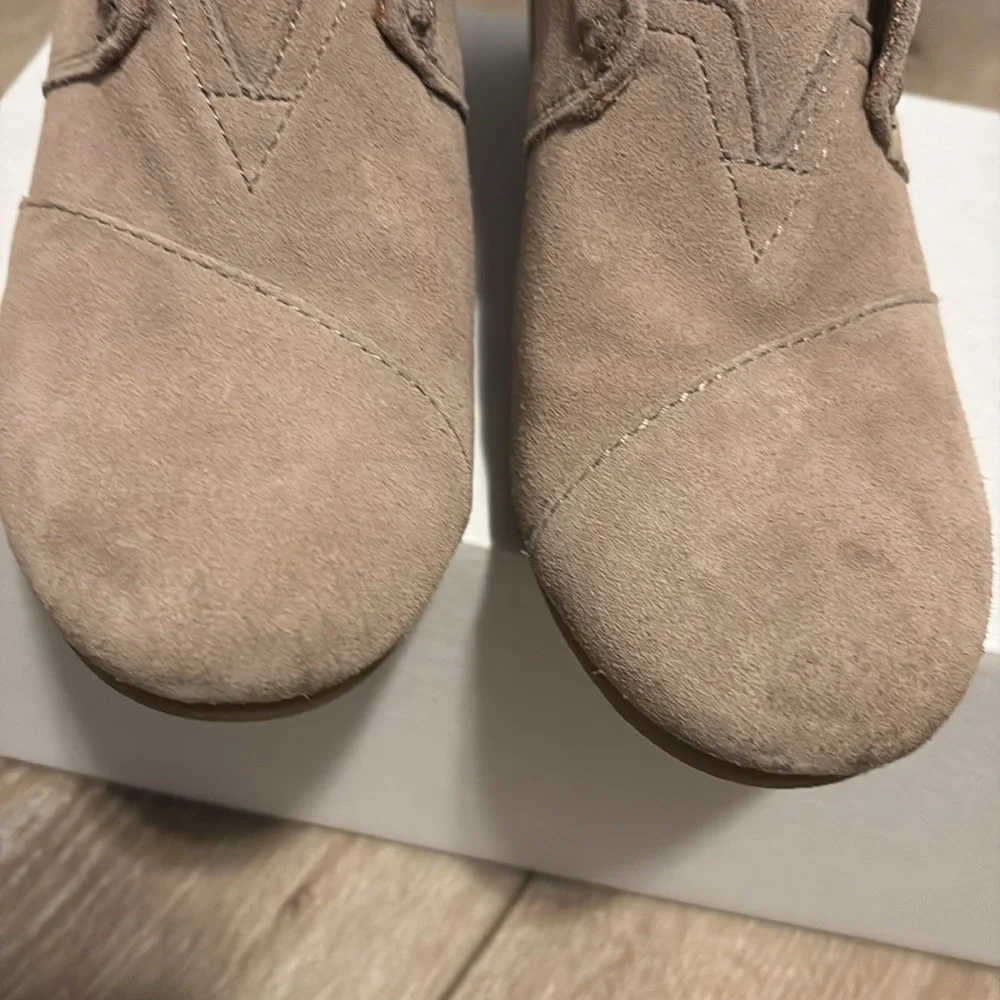 TOMS Women’s Taupe Suede Desert Wedge Size 9.5